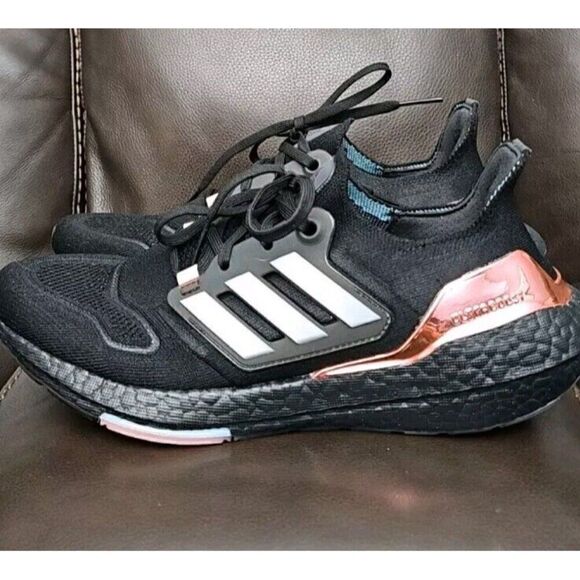 Adidas UltraBoost 22  Athletic Running Shoes Women's Size 9 NWT - Picture 1 of 8
